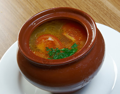 午餐陶瓷制品酸的俄罗斯陶瓷锅中的蔬菜汤图片