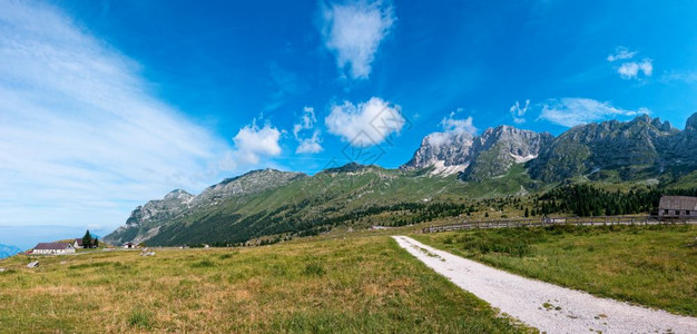 远足环境意大利蒙塔西奥高原山区全景顶峰图片