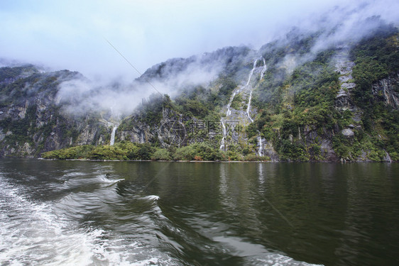 国民森林密尔福德州尚好的费奥兰公园的水落新西兰重要的自然旅游目地悬崖图片