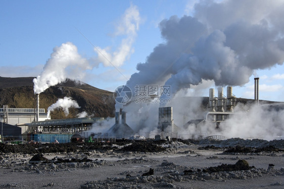 行业位于冰岛Grindavik以北约4公里处的Svatsengi地热发电站来自该厂的富含矿物质水填满了蓝色环礁这是一家受欢迎的游图片