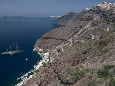 基克拉泽斯希腊大陆岸外爱琴海圣托里尼岛奥亚镇下悬崖和火山岩浆以及希腊大陆沿岸的爱琴海风景优美岸图片