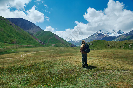 爬山的登山者图片