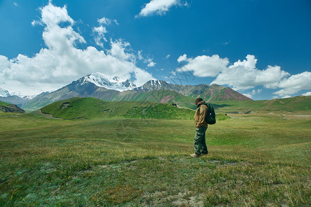 爬山的登山者图片