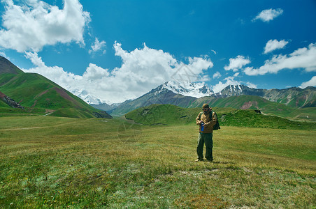 爬山的登山者图片