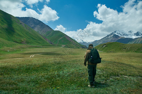 爬山的登山者图片