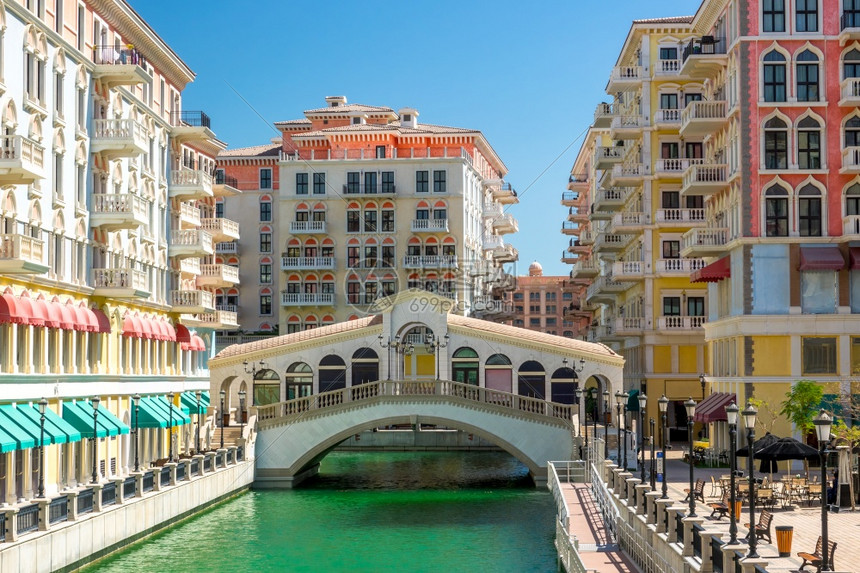 建造珍珠东卡塔尔多哈区小威尼斯桥像在多哈的Rialto桥象威尼斯里亚尔托一样图片