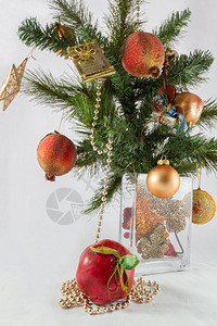 音乐假期装饰品圣诞树枝和花瓶中的装饰包括人工石榴和苹果以及图片