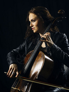 年轻女士演奏大提琴图片