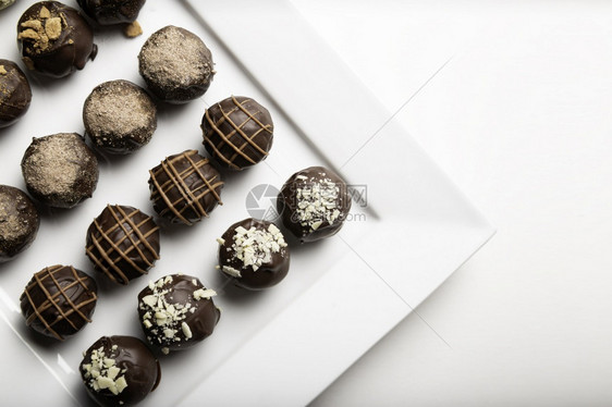 种类白板上各手工制作的果美巧克力松露糖小吃食物图片