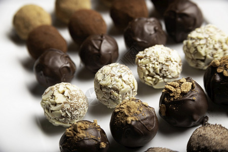 混合球黑暗的白板上各种手工制作的果美巧克力松露糖图片