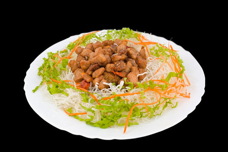 盘子食品炒猪肉面粉碎胡萝卜和生菜切碎的健康图片