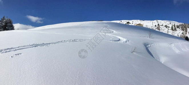 冬季的雪山图片