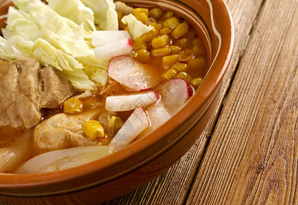 pozole墨西哥传统的伦比亚前汤或炖菜波索牛油果辣椒图片