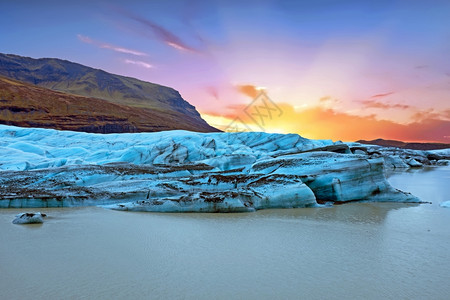 达古冰山日落时冰岛的Jokulsarlon冰川和湖泊户外火成岩石背景