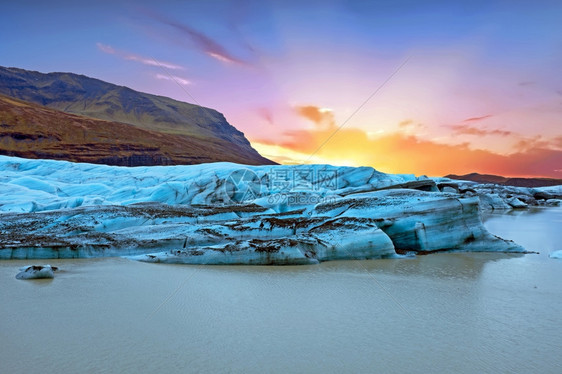 日落时冰岛的Jokulsarlon冰川和湖泊户外火成岩石图片