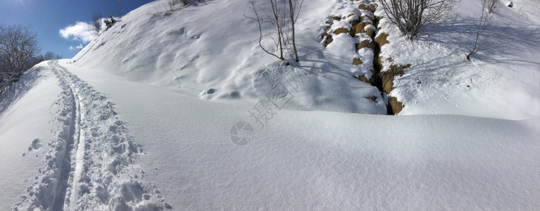 冬季的雪山图片