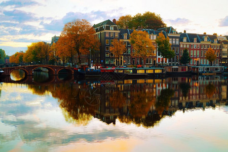 首都城市的暮阿姆斯特丹市风景晚上有运河图片