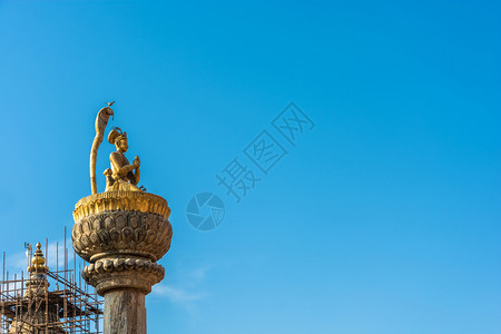 佛塔白色的金尼泊尔蓝天背景的佛教寺庙上方原装饰品尼泊尔图片
