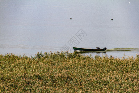 景观伊庇鲁斯约阿尼纳希腊爱奥亚纳的一艘过往船只打破了宁静湖图片