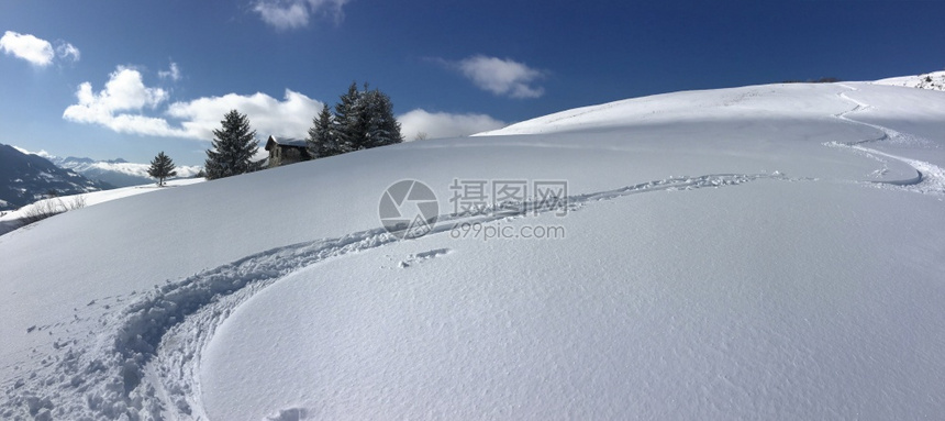 冬季的雪山图片