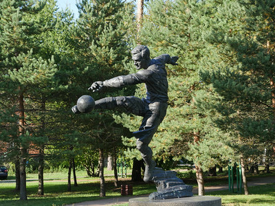 八月英石户外俄罗斯圣彼得堡2019年8月7日足球运动员VsevolodBobrov的纪念碑足球前踢图片