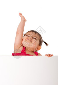 持有美丽可爱的婴儿快乐女抱着白板骄傲地举起高空孤立无助摄影西班牙裔背景图片