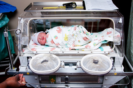 在医院孵化器室的兔子毯里被卷在婴儿身上并被放进医院的孵化器室生病疾新图片
