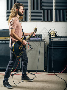 吉他手照片中一位有魅力的人在录音室弹着电吉他乐器男人图片