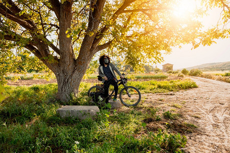 场地小路男人在野外戴科面罩脚踏自行车在西班牙被共生19岁时降温面具图片
