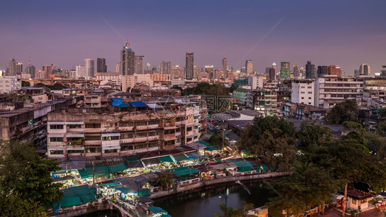 商业城市曼谷和古老场沿运河与夜空中的巡视城市图片