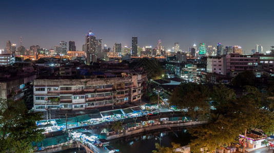 曼谷市和古老场沿运河与夜空中的观察街道城市景办公室图片