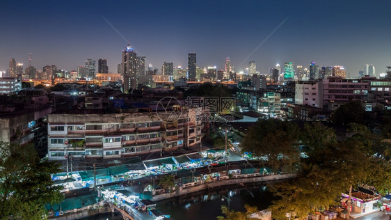 曼谷市和古老场沿运河与夜空中的观察街道城市景办公室图片