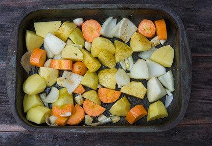 煎锅里的土豆胡萝卜和洋葱图片