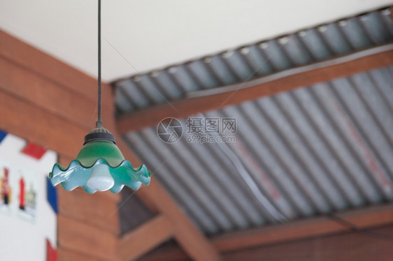 技术房子天花板上挂着的闪亮经典形状屋顶灯图片