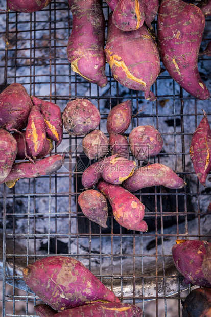 植物生的年轻烧烤紫色甜土豆作为食物的背景图片