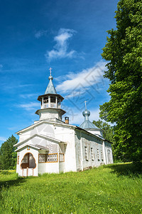蓝天白云下的乡村教堂图片