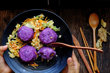 饮食健康白饭越南人自制的素食用黑色盘子吃紫菜饭和蔬美味的素食图片
