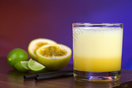 马拉库亚苏尔MaracuyaSour秘鲁流行鸡尾酒由马拉库亚和柠檬汁皮斯科糖浆和蛋白选择焦点制成重喝图片