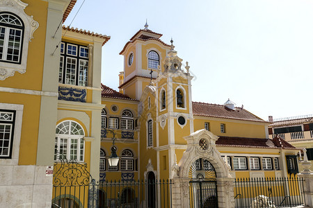 浪漫主义钟20世纪初在葡萄牙里斯本以新巴罗克和科建筑风格造的蒙泰列佛伯爵府院和教堂的视图位于葡萄牙里斯本数图片