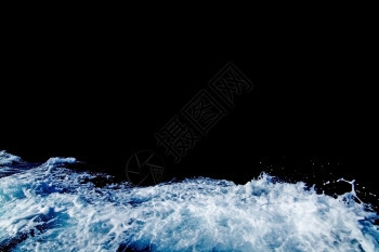 阳光海洋白色和蓝泡沫状波黑背景下的白和蓝泡沫状波巴利阿里图片