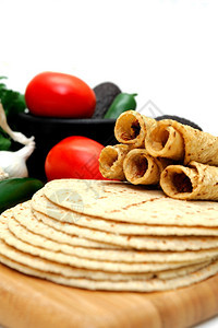 食用香菜含有其他天然成分的托蒂拉斯塔奎TortillasTaquitos包括自制玉米饼鳄梨西红柿小甜洋葱和辣椒食物图片