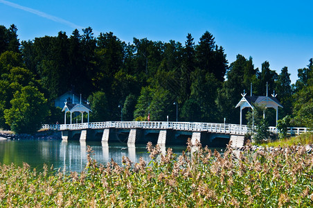 通往Seurasaari的桥至赫尔辛基Seurasaari岛的著名桥天空绿色建筑学图片