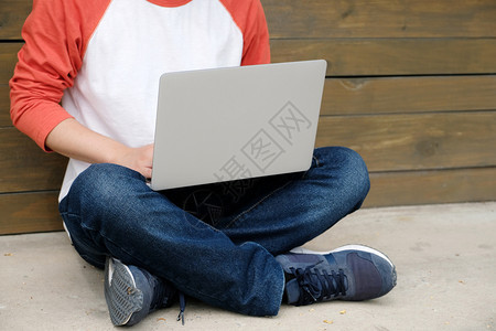 电脑使用膝上型计算机人和技术生活方式的人现代教育图片