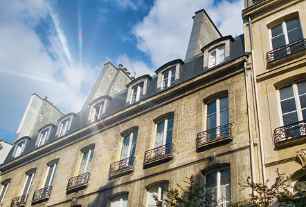 正面旅游真实的巴黎旧建筑对抗蓝天法国图片