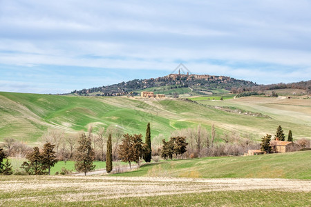 公园ValDrsquoOrcia的典型托斯卡纳风景在中世纪Pienza村的背景之下旅行人背景图片