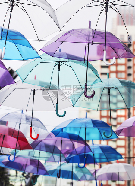 红色的白城里多彩雨伞装饰太阳图片