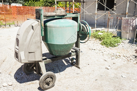 水泥搅拌车建筑工地的业水泥搅拌机械工作阳光图片