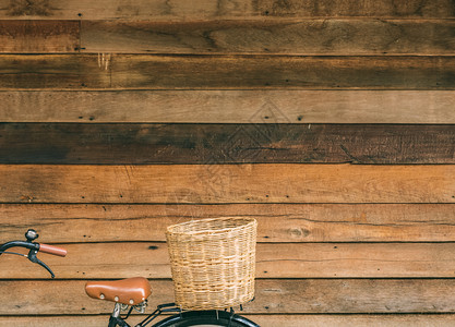 建造自行车的一部分旧木制房屋墙上的篮子木制图片
