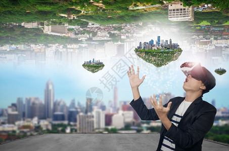 上行空间男人虚拟的身穿现实护目镜和城市小岛的人带着模糊城市颠倒在背景上人与虚拟现实护目镜图片