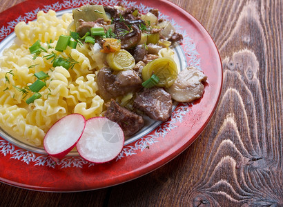 Radiatori意大利面条菜配有牛肉和蘑菇水平的家庭式产品图片